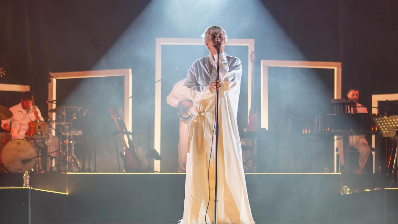 Malika Ayane porta il suo tour teatrale a Spoleto, un viaggio musicale intimo e coinvolgente che attraversa i successi della sua carriera. Un concerto unico, senza effetti speciali, dove la musica è protagonista. Malika Ayane porta il suo tour teatrale a Spoleto, un viaggio musicale intimo e coinvolgente che attraversa i successi della sua carriera. Un concerto unico, senza effetti speciali, dove la musica è protagonista.