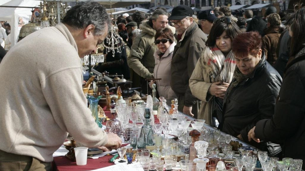 Torna la Fiera dell’Antiquariato per le vie del centro storico domenica dalle 8 alle 19 (foto d’archivio) Torna la Fiera dell’Antiquariato per le vie del centro storico domenica dalle 8 alle 19 (foto d’archivio)