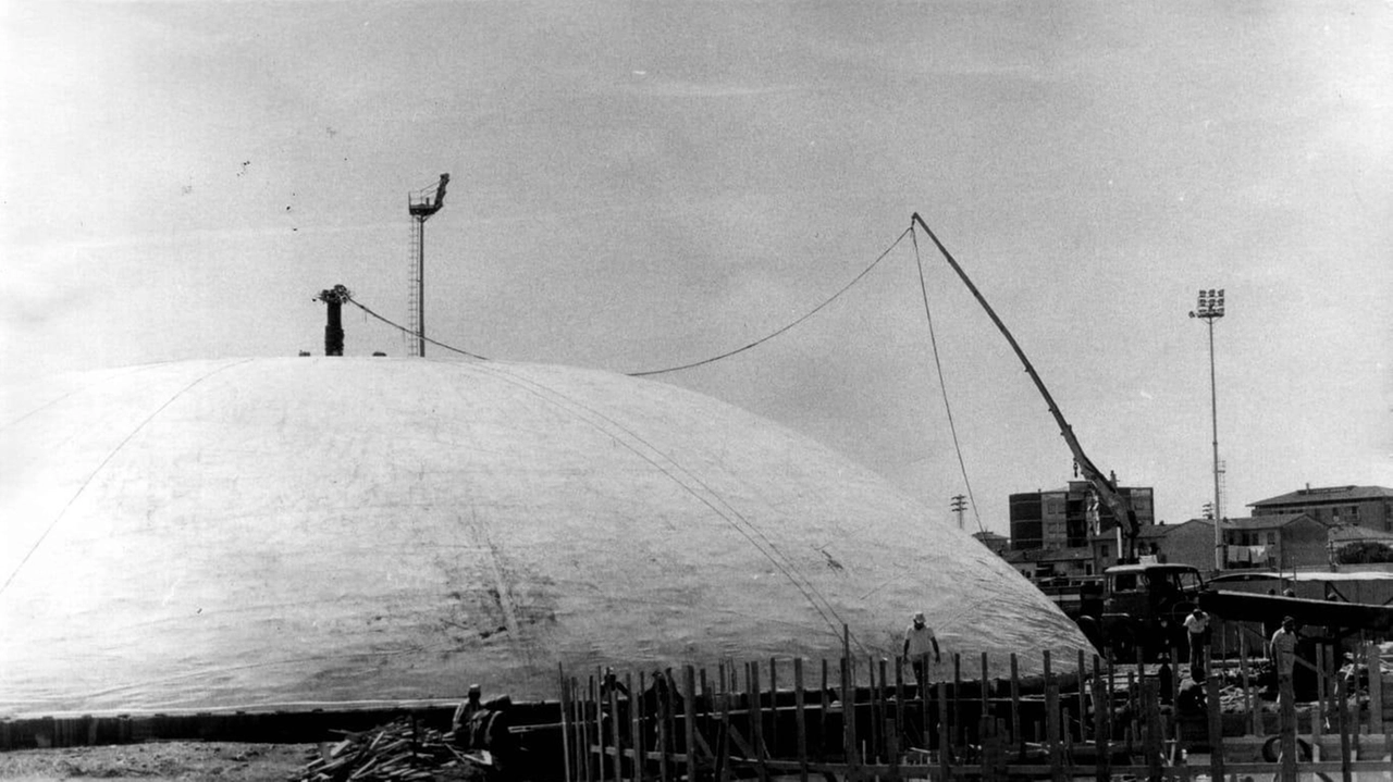 Il fotografo Bruni svela le immagini del 1974 quando fu costruita la cupola. E oggi, ecco il Palacqua Il fotografo Bruni svela le immagini del 1974 quando fu costruita la cupola. E oggi, ecco il Palacqua