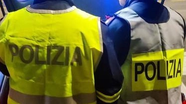 La Polizia di Stato veglia sulla sicurezza delle partenze estive. Su tutto il territorio della sua provincia, la Polizia di Stato... La Polizia di Stato veglia sulla sicurezza delle partenze estive. Su tutto il territorio della sua provincia, la Polizia di Stato...