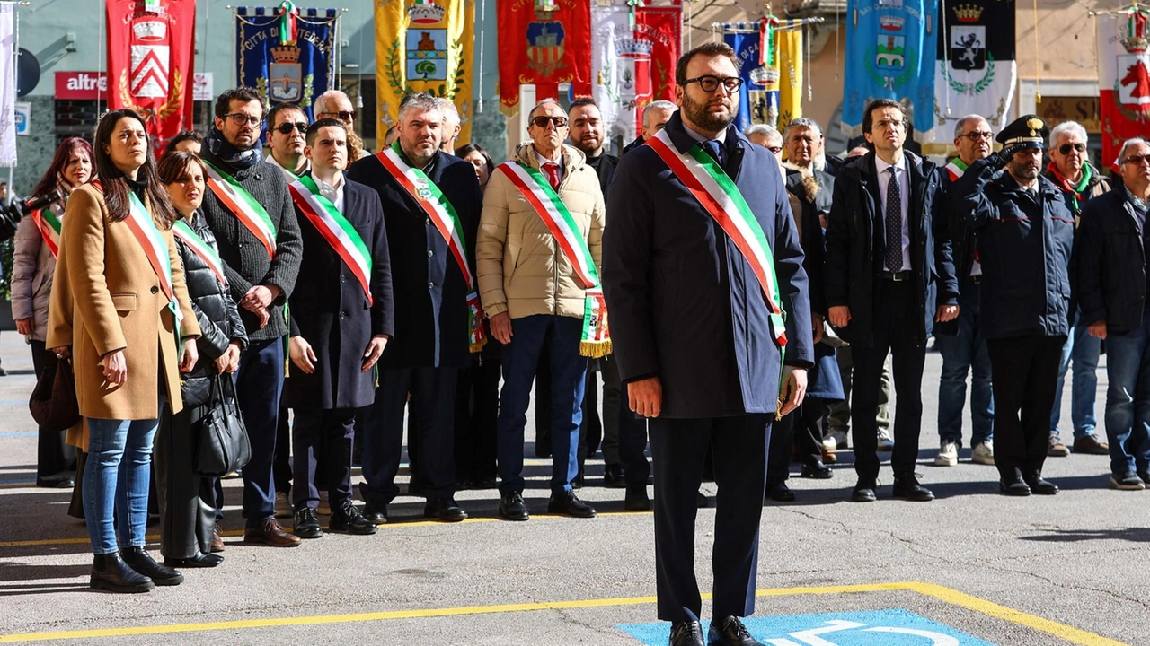 Grande partecipazione sia al PalaEsposizioni sia al corteo in centro città. Il sindaco Mantellassi: "Giovani che avrebbero potuto dire basta . e invece sono partiti e hanno scelto di farlo per il bene dell’Italia". Grande partecipazione sia al PalaEsposizioni sia al corteo in centro città. Il sindaco Mantellassi: "Giovani che avrebbero potuto dire basta . e invece sono partiti e hanno scelto di farlo per il bene dell’Italia".
