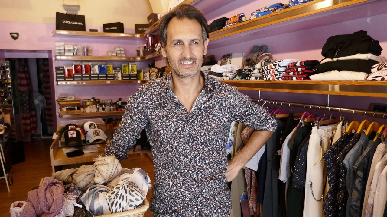 Dopo 25 anni di attività chiude il negozio d’abbigliamento di Devis Cuboni Un punto di riferimento per l’abbigliamento Dopo 25 anni di attività chiude il negozio d’abbigliamento di Devis Cuboni Un punto di riferimento per l’abbigliamento