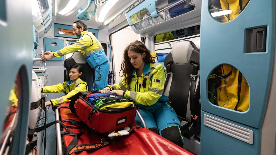 con l auto blocca l ambulanza che soccorre il padre poi tenta di picchiare i volontari