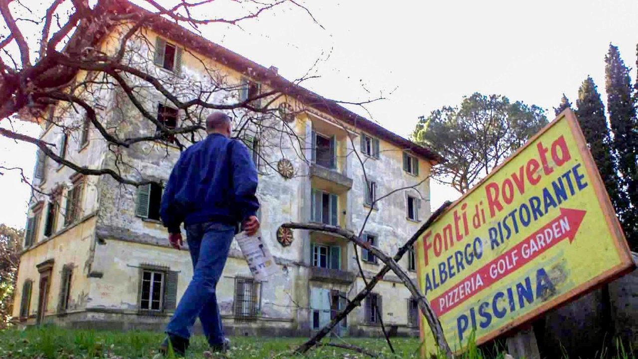 La struttura ricettiva chiusa da tempo, dopo una breve parentesi nei primi anni 2000 La struttura ricettiva chiusa da tempo, dopo una breve parentesi nei primi anni 2000