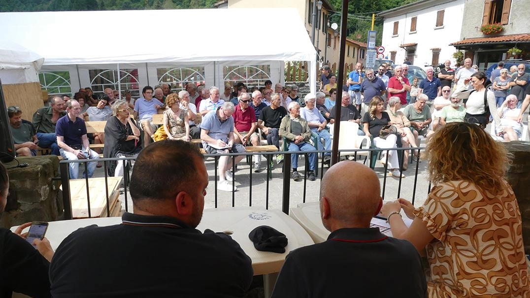 Molti dubbi da parte dei residenti su modalità e tempistiche del cantiere. I lavori previsti rischiano di isolare ulteriormente la frazione montana . All’assemblea erano presenti anche esponenti politici e istituzionali.