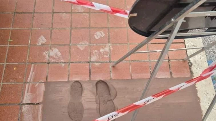 Le impronte che qualcuno si è divertito a lasciare nel cemento appena steso per i lavori sul marciapiede Il sindaco cercherà di risalire all’autore dalle telecamere Le impronte che qualcuno si è divertito a lasciare nel cemento appena steso per i lavori sul marciapiede Il sindaco cercherà di risalire all’autore dalle telecamere