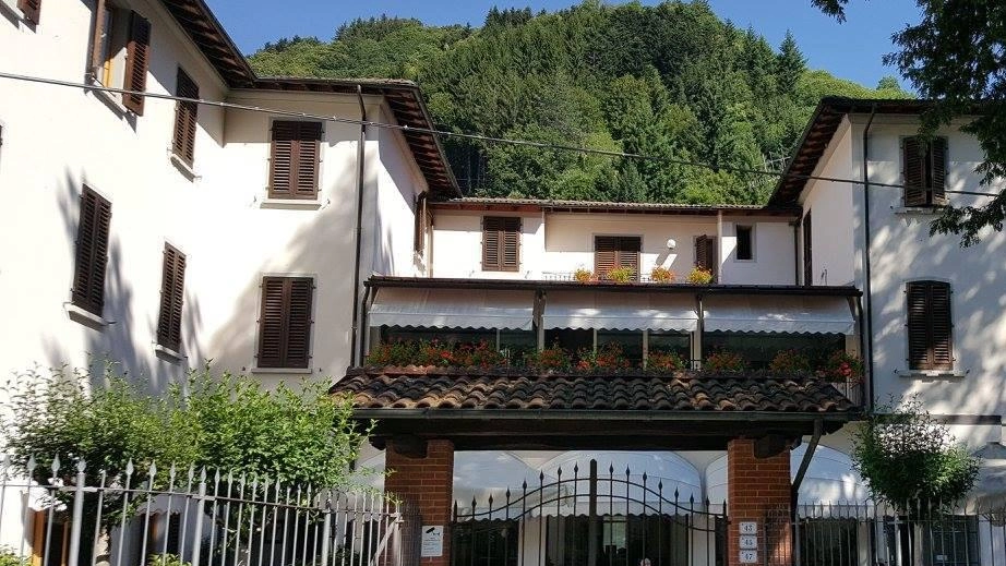 Sono 35 gli ospiti della Rsa, a cui vanno aggiunti anche i dipendenti che ogni giorno raggiungono la struttura e i parenti delle persone ricoverate Sono 35 gli ospiti della Rsa, a cui vanno aggiunti anche i dipendenti che ogni giorno raggiungono la struttura e i parenti delle persone ricoverate