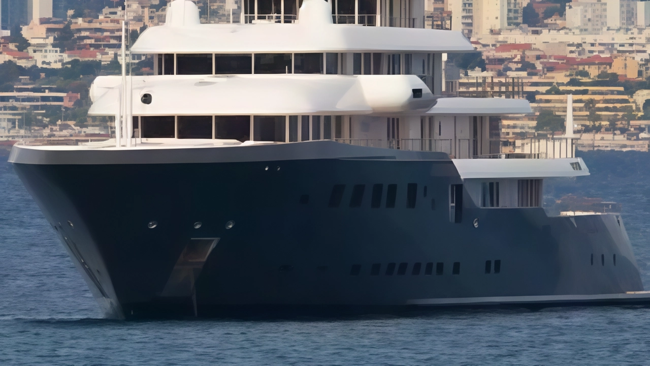 Un misterioso yacht da 150 milioni di dollari, con bandiera delle Isole Cayman, fa scalpore a Marina di Carrara. Si scopre appartenere a Teodoro Nguema Obiang Mangue, vicepresidente della Guinea Equatoriale. La nave, chiamata "Ice", offre lussuose comodità e attende lavori di manutenzione nei cantieri Admiral. Un misterioso yacht da 150 milioni di dollari, con bandiera delle Isole Cayman, fa scalpore a Marina di Carrara. Si scopre appartenere a Teodoro Nguema Obiang Mangue, vicepresidente della Guinea Equatoriale. La nave, chiamata "Ice", offre lussuose comodità e attende lavori di manutenzione nei cantieri Admiral.