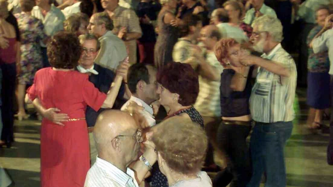 Annuncio dell’ultima ora dell’assessore alla cultura Giulia Fondi. Si comincia stasera: anni ’80-’90, liscio, caraibici e anche discoteca. . Annuncio dell’ultima ora dell’assessore alla cultura Giulia Fondi. Si comincia stasera: anni ’80-’90, liscio, caraibici e anche discoteca. .