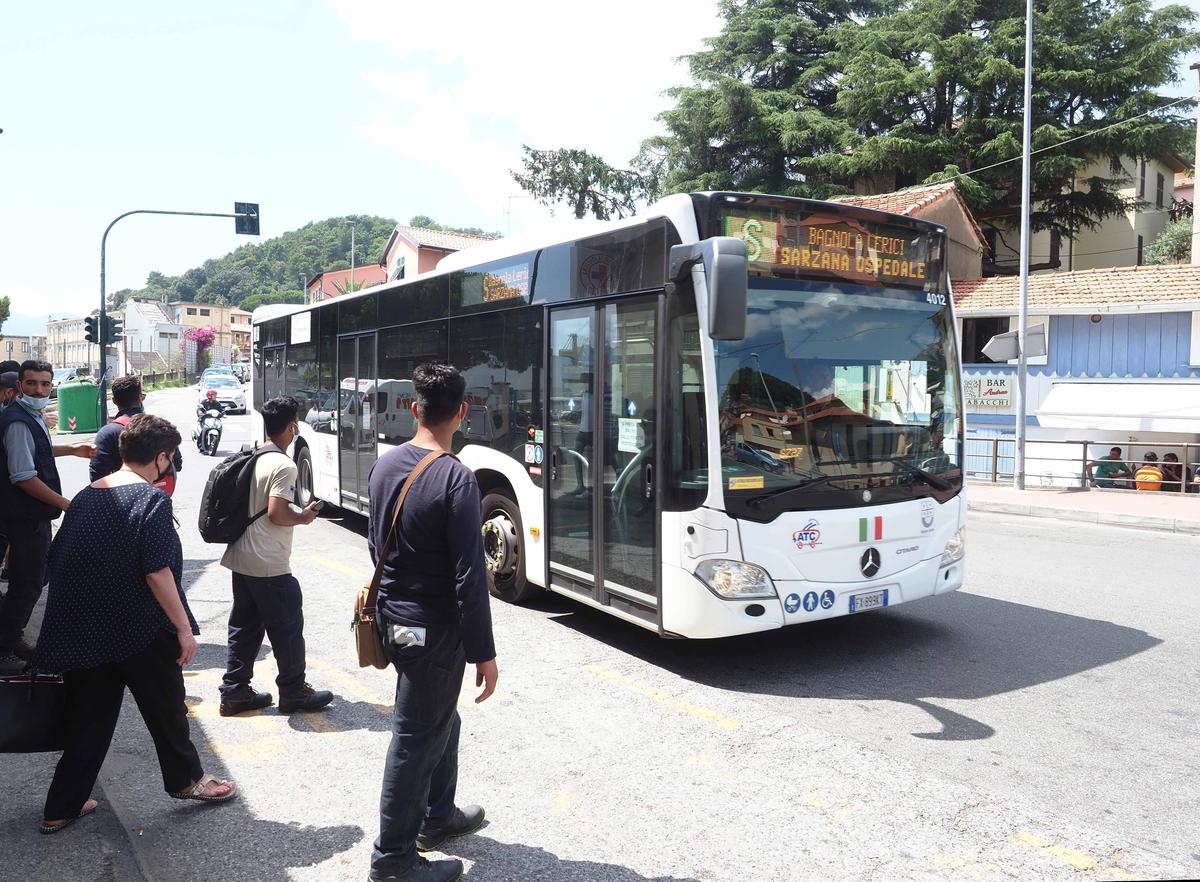 Disservizi a spese dei pendolari. L’autobus per Ameglia non passa. “Entrati al lavoro un’ora in ritardo”