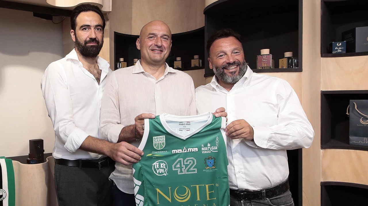 Il presidente della Mens Sana Francesco Frati al centro, tra Rino D’Amore e Gianluca Rotondi di ’Note di Siena’, sponsor dei biancoverdi Il presidente della Mens Sana Francesco Frati al centro, tra Rino D’Amore e Gianluca Rotondi di ’Note di Siena’, sponsor dei biancoverdi