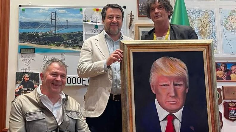 Doppio dono di Zuccarini a Salvini. In un quadro il ritratto di Trump Doppio dono di Zuccarini a Salvini. In un quadro il ritratto di Trump