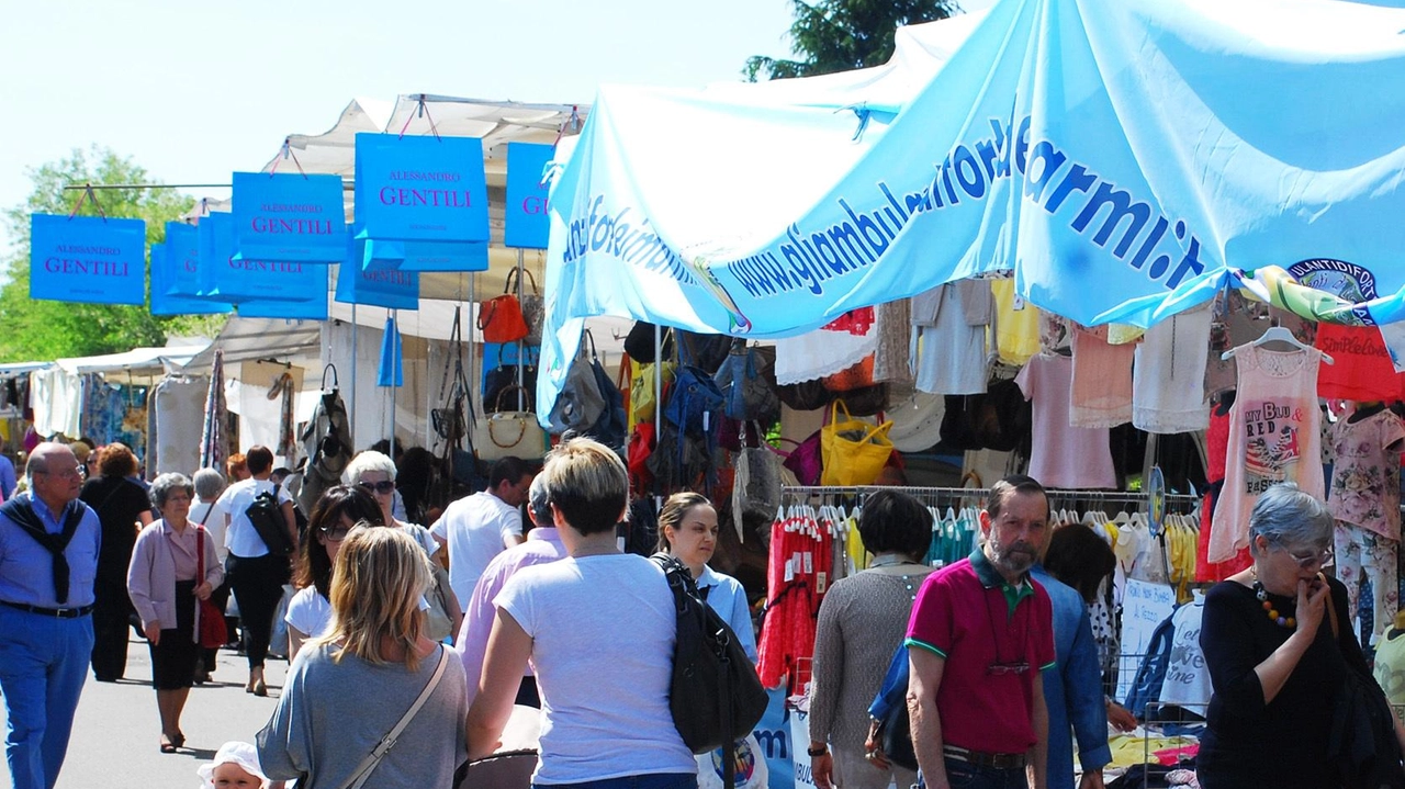 Alcuni banchi degli ambulanti del Mercato di Forte dei Marmi