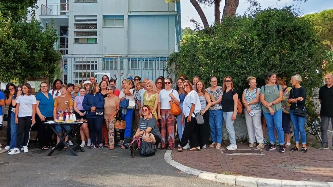 https://www.lanazione.it/image-service/view/acePublic/alias/contentid/NTFjOWY5YTEtMWM2NS00/0/rivogliamo-la-scuola-nuovo-sit-in-dei-genitori-per-la-parini-di-romagnano.jpeg?f=16:9&w=1200&h=630