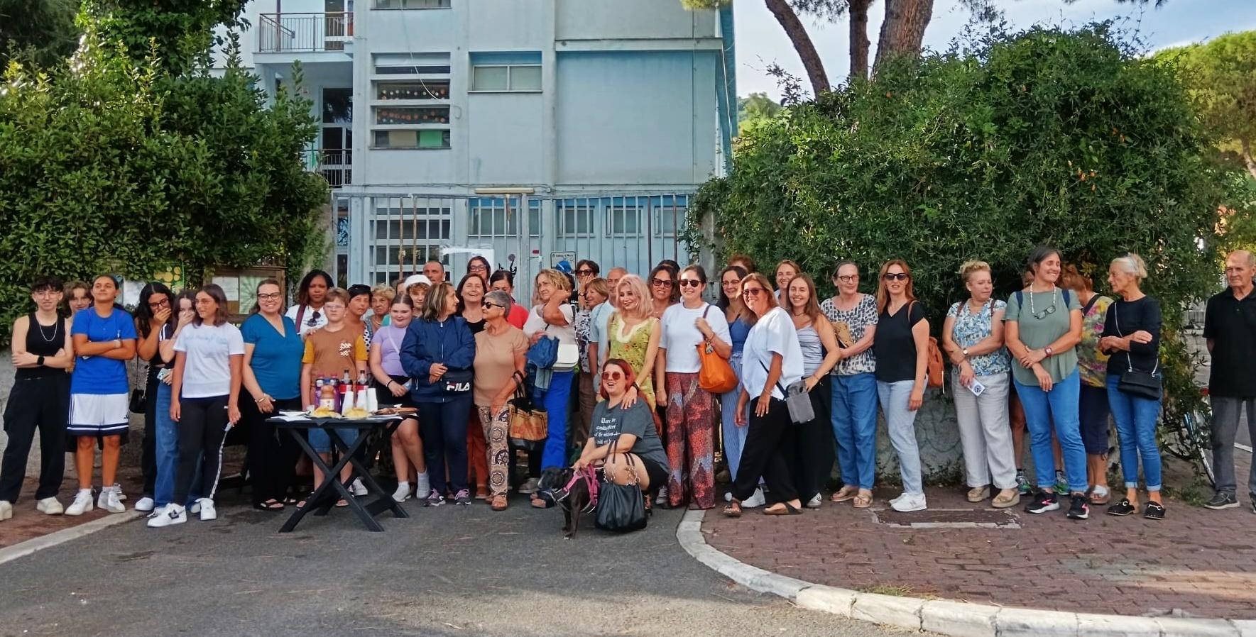 "Rivogliamo la scuola". Nuovo sit in dei genitori per la ’Parini’ di Romagnano