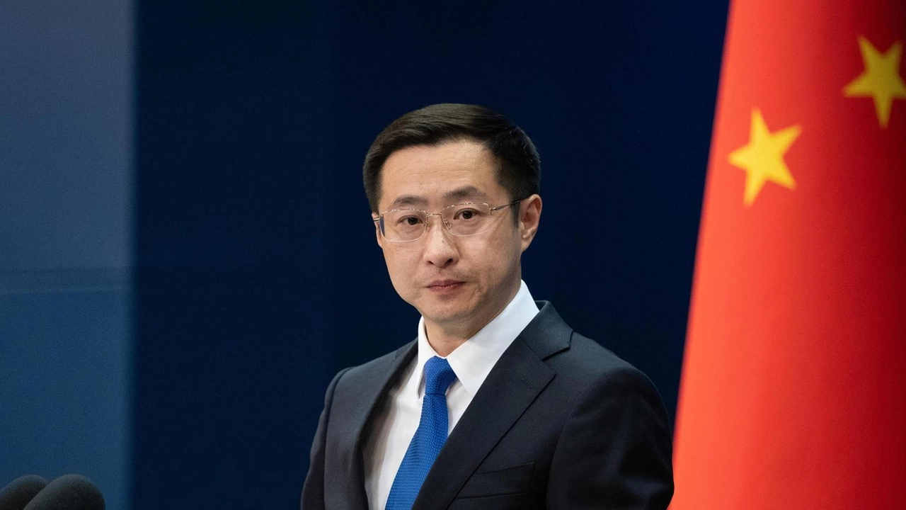 La Cina esprime preoccupazione per gli attacchi di Israele all'Iran, condannando la violazione della sovranità di Teheran e proponendosi come mediatore. La Cina esprime preoccupazione per gli attacchi di Israele all'Iran, condannando la violazione della sovranità di Teheran e proponendosi come mediatore.