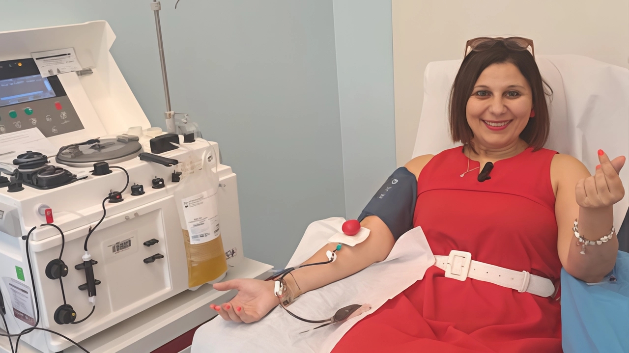 a presidente di Avis Toscana, Claudia Firenze, durante una donazione