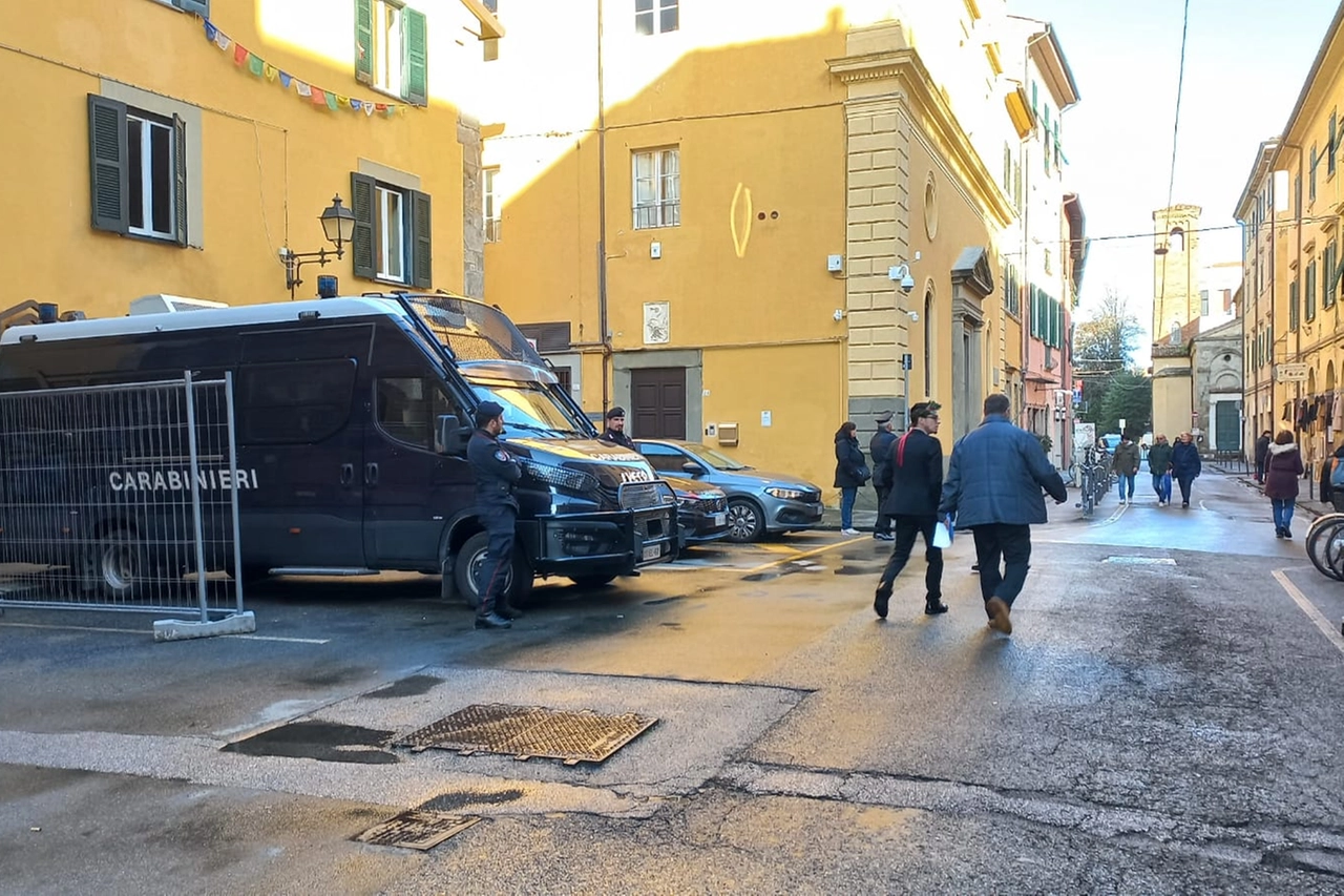 La sorveglianza di fronte alla sinagoga