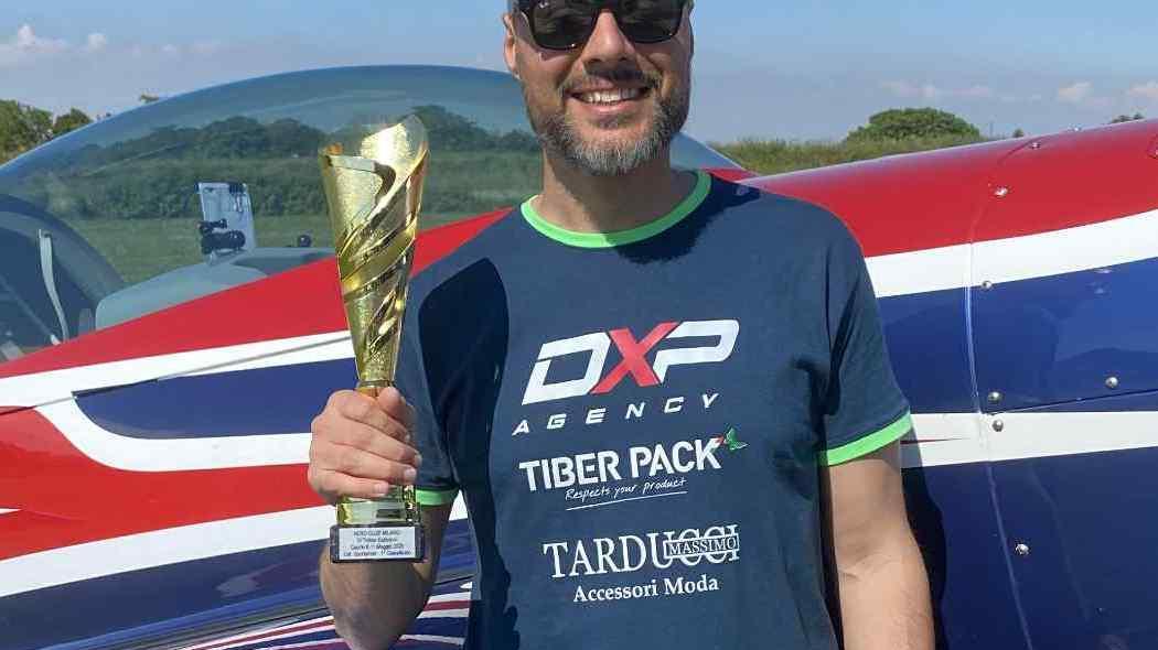 Sansepolcro tra le nuvole. Monti conquista il titolo italiano. È campione di acrobazia aerea Sansepolcro tra le nuvole. Monti conquista il titolo italiano. È campione di acrobazia aerea