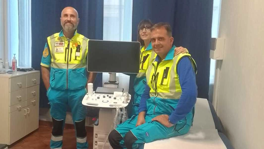 Volontari della Misericordia nell’ambulatorio con il nuovo ecografo Volontari della Misericordia nell’ambulatorio con il nuovo ecografo