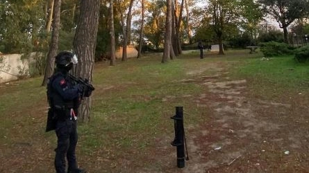 Una foto del blitz, con l’ausilio anche dell’elicottero, dei carabinieri