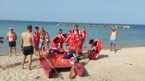I soccorsi in spiaggia (Foto di repertorio) I soccorsi in spiaggia (Foto di repertorio)