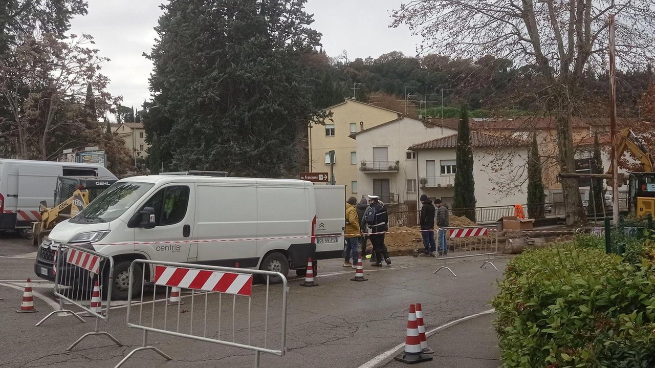 Via San Gimignano è stata transennata per consentire alle squadre dei tecnici di effettuare i lavori di messa in sicurezza Via San Gimignano è stata transennata per consentire alle squadre dei tecnici di effettuare i lavori di messa in sicurezza