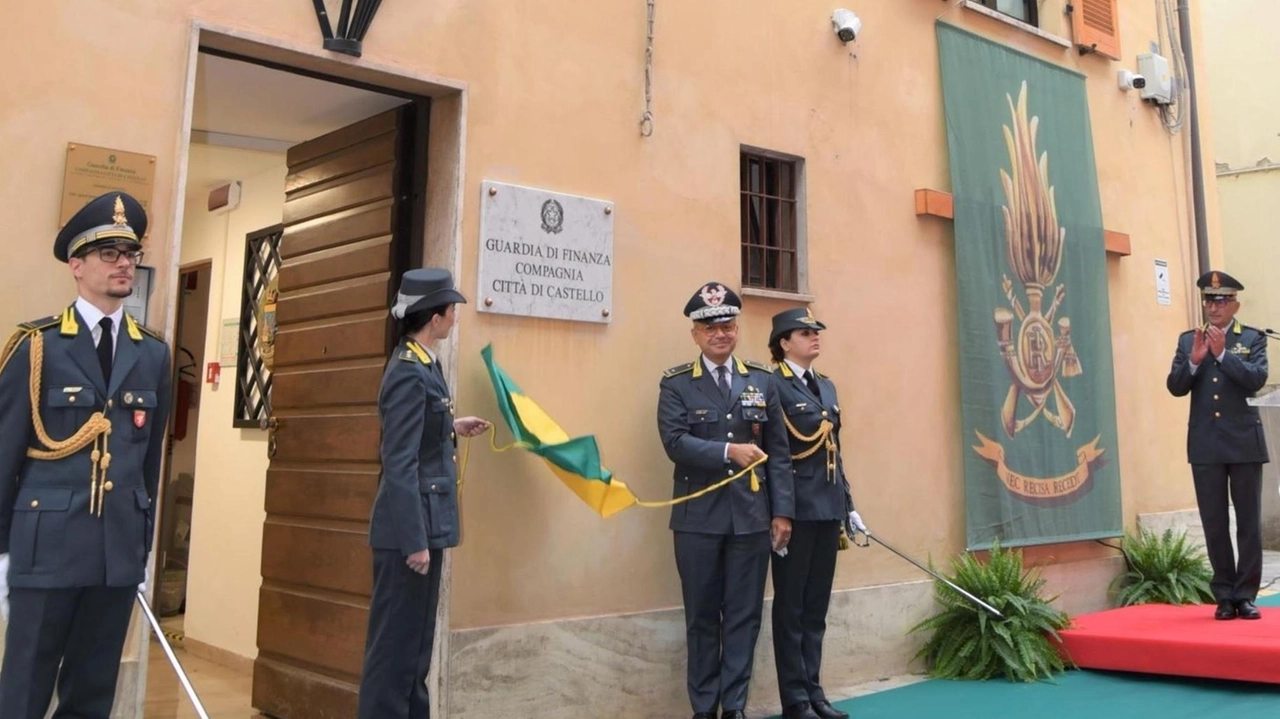 La “promozione“ al rango di Compagnia arriva per la Guardia di Finanza di Città di Castello dopo 128 anni di presenza sul territorio Scoperta la targa con la nuova denominazione del reparto