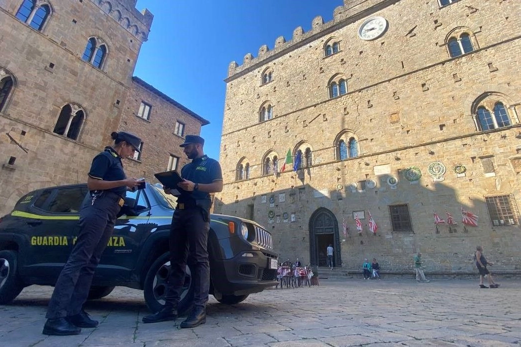 Una pattuglia della guardia di finanza in piazza dei Priori a Volterra