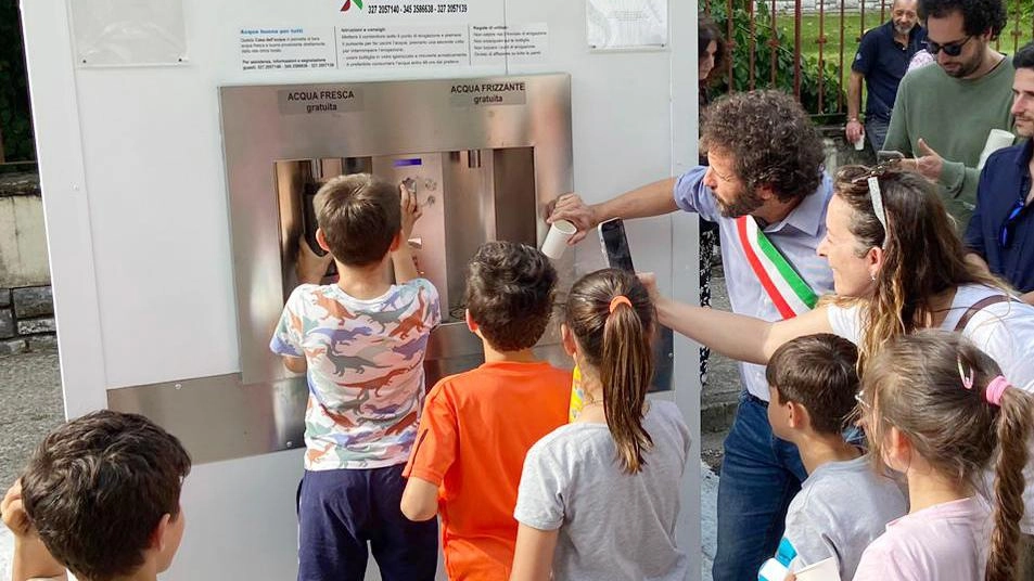 Uno dei tanti fontanelli di acqua pubblica posti nei Comuni toscani: risparmio e buona qualità Uno dei tanti fontanelli di acqua pubblica posti nei Comuni toscani: risparmio e buona qualità