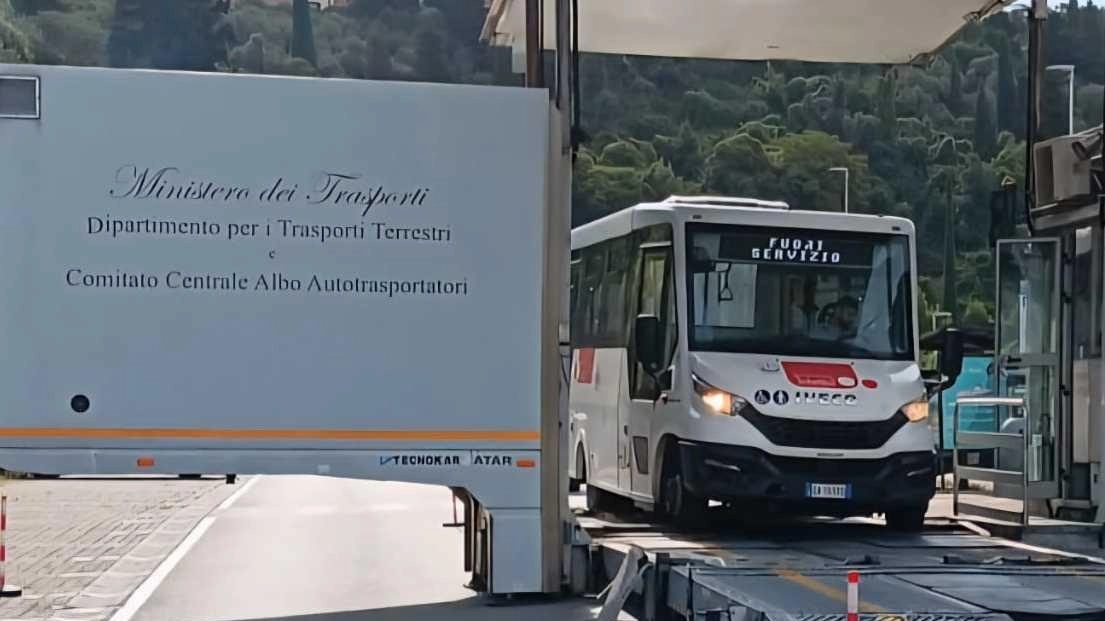 Le operazioni di revisione dei mezzi ieri mattina a Lerici Le operazioni di revisione dei mezzi ieri mattina a Lerici