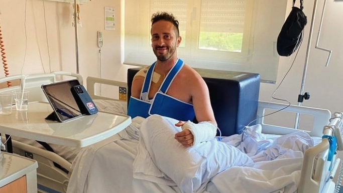 Andrea Dovizioso in ospedale dopo l'intervento (foto da Instagram)