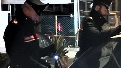 I carabinieri hanno ricevuto da parte di un passante una segnalazione al 112 e arrestato in flagranza l’uomo, già noto alle forze dell’ordine I carabinieri hanno ricevuto da parte di un passante una segnalazione al 112 e arrestato in flagranza l’uomo, già noto alle forze dell’ordine