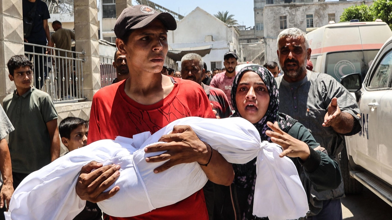 Raid israeliano a Gaza: 6 bambini uccisi in un centro di distribuzione dell'acqua. Idf: “Malfunzionamento tecnico” / 