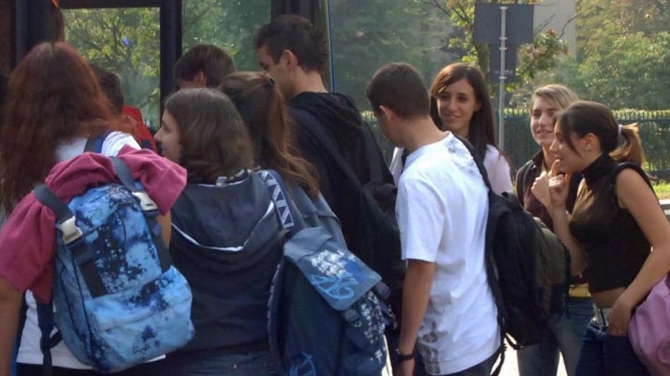 Ressa di studenti per salire su un autobus La Uil chiede un piano per la sicurezza (foto d’archivio)