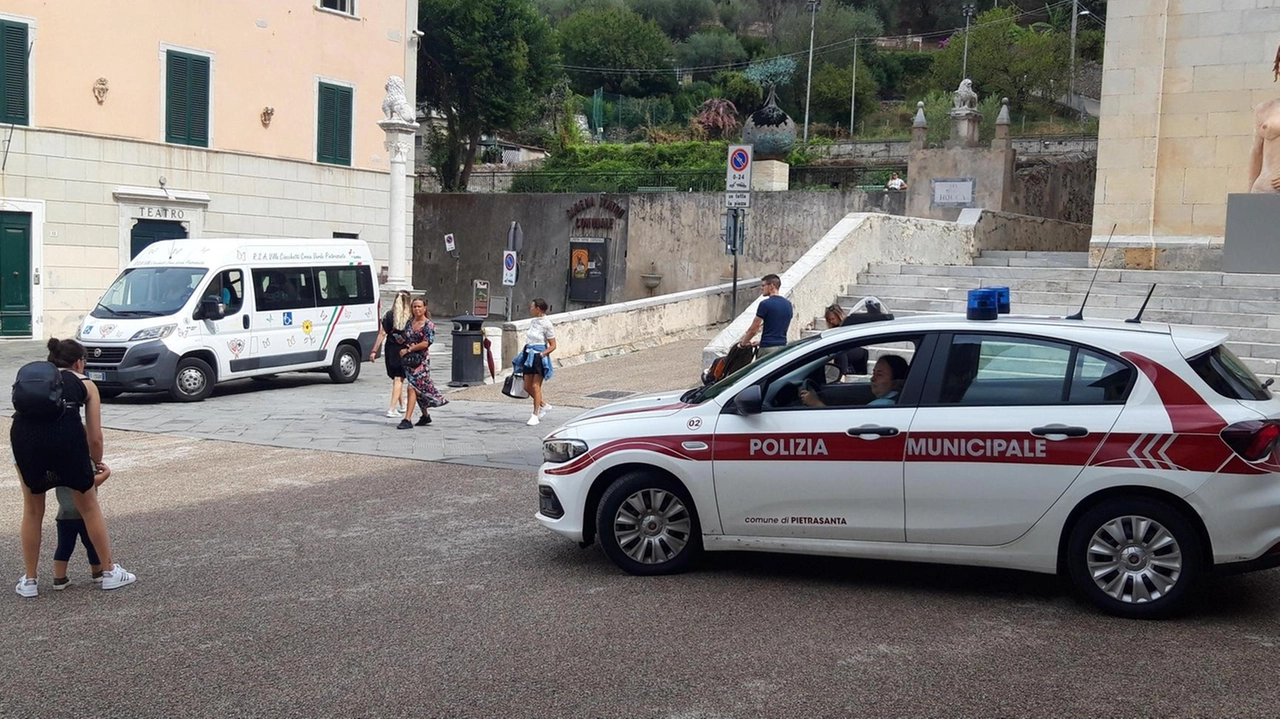 Una pattuglia della polizia municipale in servizio nel centro storico: l’organico del comando di via Marconi sta per essere potenziato con. nuovi agenti Una pattuglia della polizia municipale in servizio nel centro storico: l’organico del comando di via Marconi sta per essere potenziato con. nuovi agenti