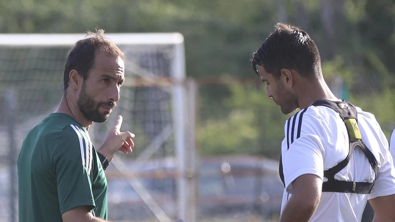 E’ impegnata in doppie sedute di allenamento, la Robur, in questa fase della preparazione estiva. Mister Bellazzini fa lavorare... E’ impegnata in doppie sedute di allenamento, la Robur, in questa fase della preparazione estiva. Mister Bellazzini fa lavorare...