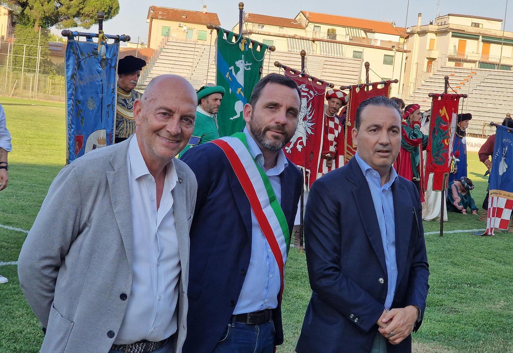 La sfilata di apertura. Rioni e associazioni in nome della tradizione. Ma con qualche novità La sfilata di apertura. Rioni e associazioni in nome della tradizione. Ma con qualche novità