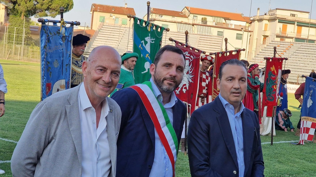 La sfilata di apertura. Rioni e associazioni in nome della tradizione. Ma con qualche novità