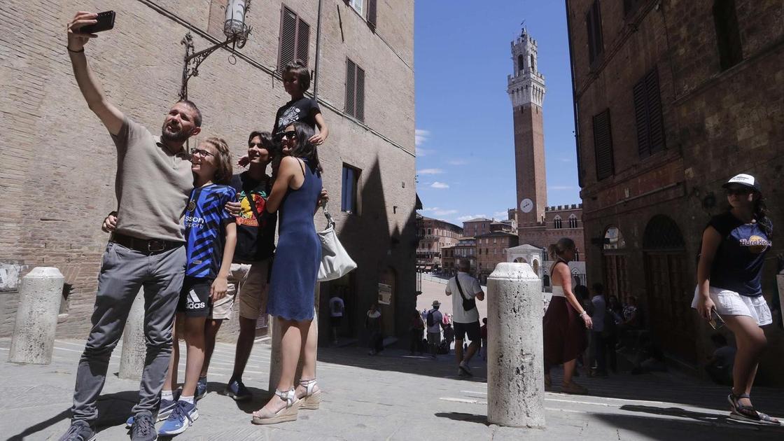 https://www.lanazione.it/image-service/view/acePublic/alias/contentid/NTI2NzMwNWEtZjZjNi00/0/turismo-internazionale-rapporto-irpet-crescono-gli-stranieri-in-calo-gli-italiani.jpeg?f=16:9&w=1200&h=630