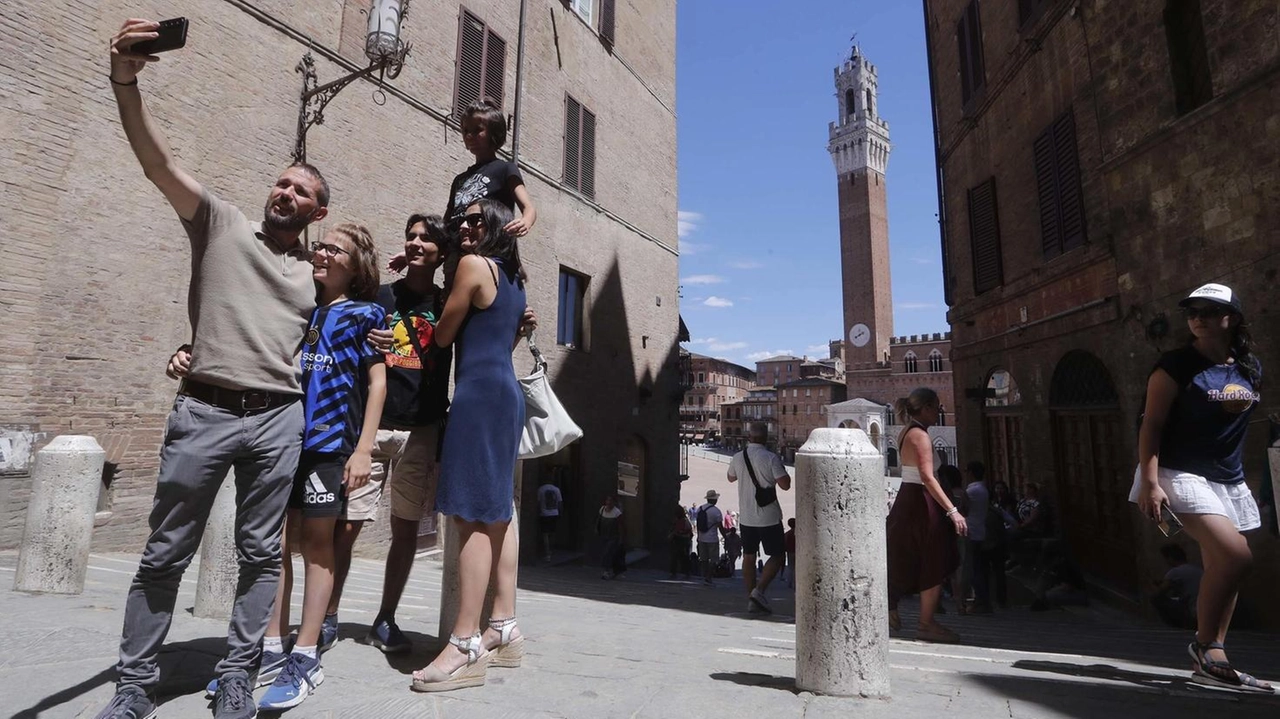 Foto ricordo per una famiglia di turisti alla Costarella Foto ricordo per una famiglia di turisti alla Costarella