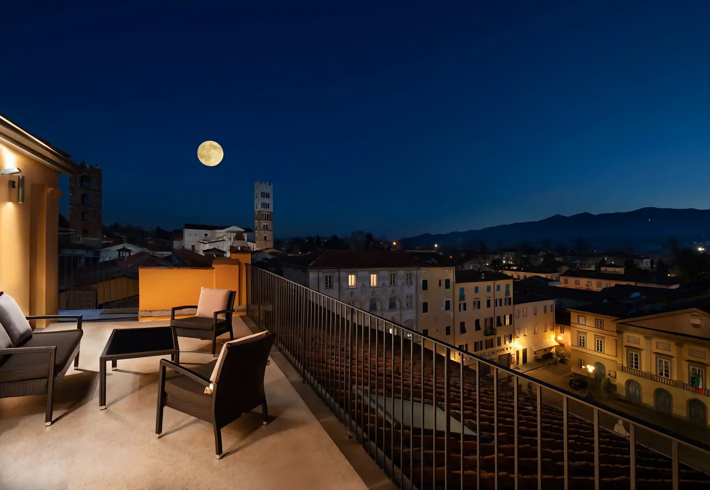 Un affaccio su Piazza Napoleone. Emozioni uniche dalla terrazza