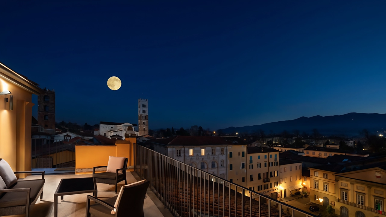 La suggestiva terrazza sul tetto del Grand Universe che si affaccia su piazza del Giglio e piazza Napoleone