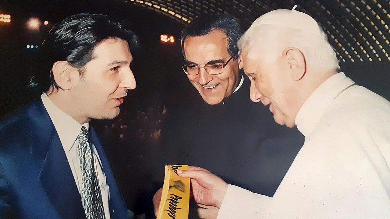 Sopra Daniele Venturi e a sinistra con Papa Ratzinger Sopra Daniele Venturi e a sinistra con Papa Ratzinger