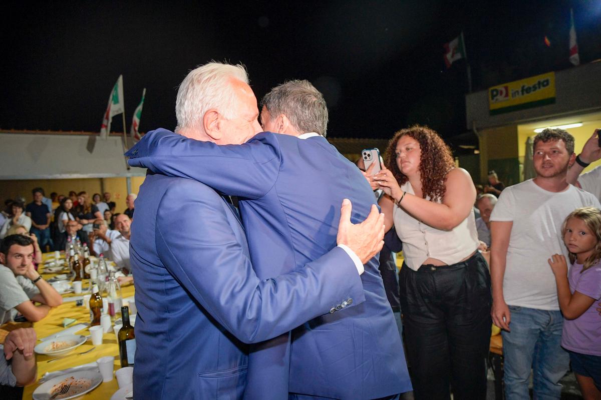 https://www.lanazione.it/image-service/view/acePublic/alias/contentid/NTI3NDI4MjctM2IyMS00/0/l-abbraccio-tra-il-governatore-della-toscana-eugenio-giani-e-il-leader-di-italia-viva-matteo-renzi-alla-festa-de-l-unita-di-reggello-foto-germogli.jpeg?f=1.91:1&w=1200