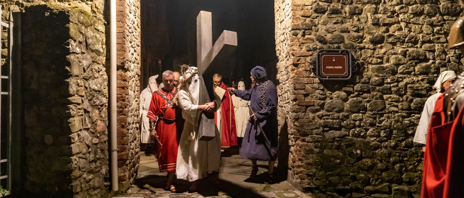 Folla di fedeli a Castiglione di Garfagnana per seguire la storica rappresentazione del Calvario di Cristo nella "Processione dei Crocioni" del Giovedì Santo