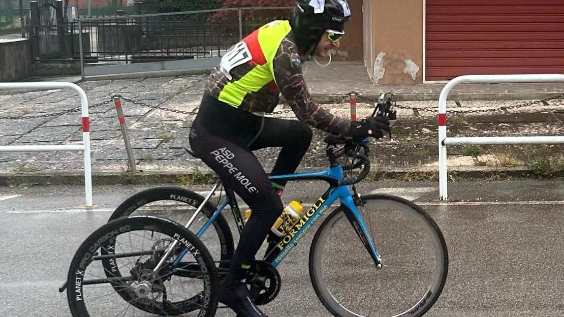 Fabio Nari durante la vittoriosa gara di domenica a Vicenza nonostante la giornata di pioggia e la ruota forata