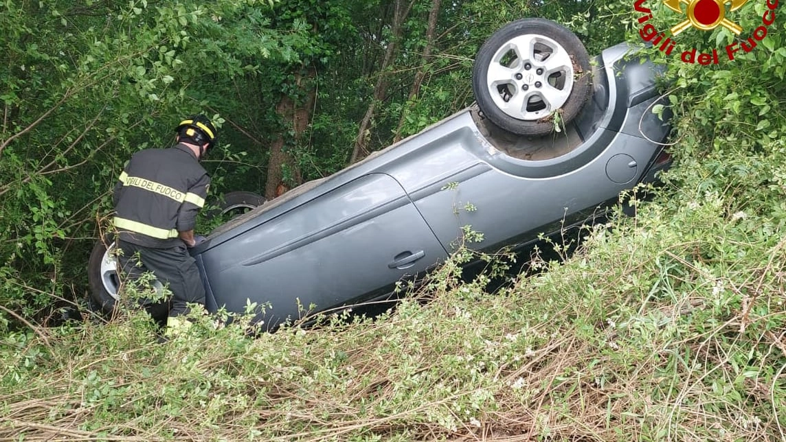 L'auto ribaltata: dopo aver perso il controllo del mezzo, il ragazzo è finito nella vegetazione L'auto ribaltata: dopo aver perso il controllo del mezzo, il ragazzo è finito nella vegetazione