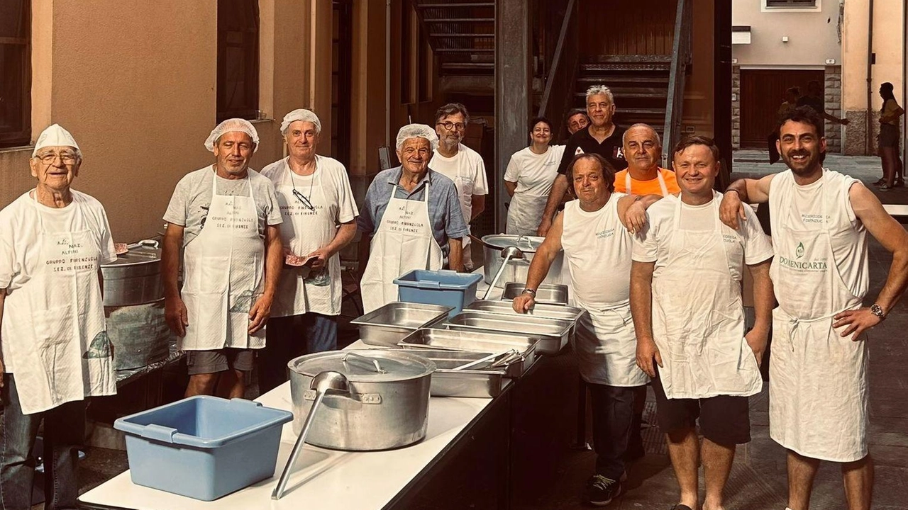 Volontari della Misericordia di Firenzuola per una sera ai fornelli in occasione della cena in piazza Volontari della Misericordia di Firenzuola per una sera ai fornelli in occasione della cena in piazza