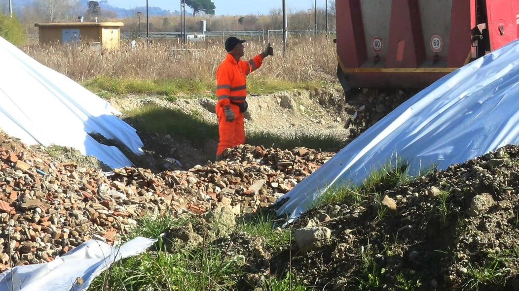 Oggi a Firenze si tiene un'udienza preliminare del processo Keu, con la procura antimafia che chiede il rinvio a giudizio di 24 persone e 6 società per reati legati al traffico illecito di rifiuti e all'inquinamento ambientale. Le difese contestano le accuse, mentre si discute dell'ammissione delle presunte parti offese. Oggi a Firenze si tiene un'udienza preliminare del processo Keu, con la procura antimafia che chiede il rinvio a giudizio di 24 persone e 6 società per reati legati al traffico illecito di rifiuti e all'inquinamento ambientale. Le difese contestano le accuse, mentre si discute dell'ammissione delle presunte parti offese.